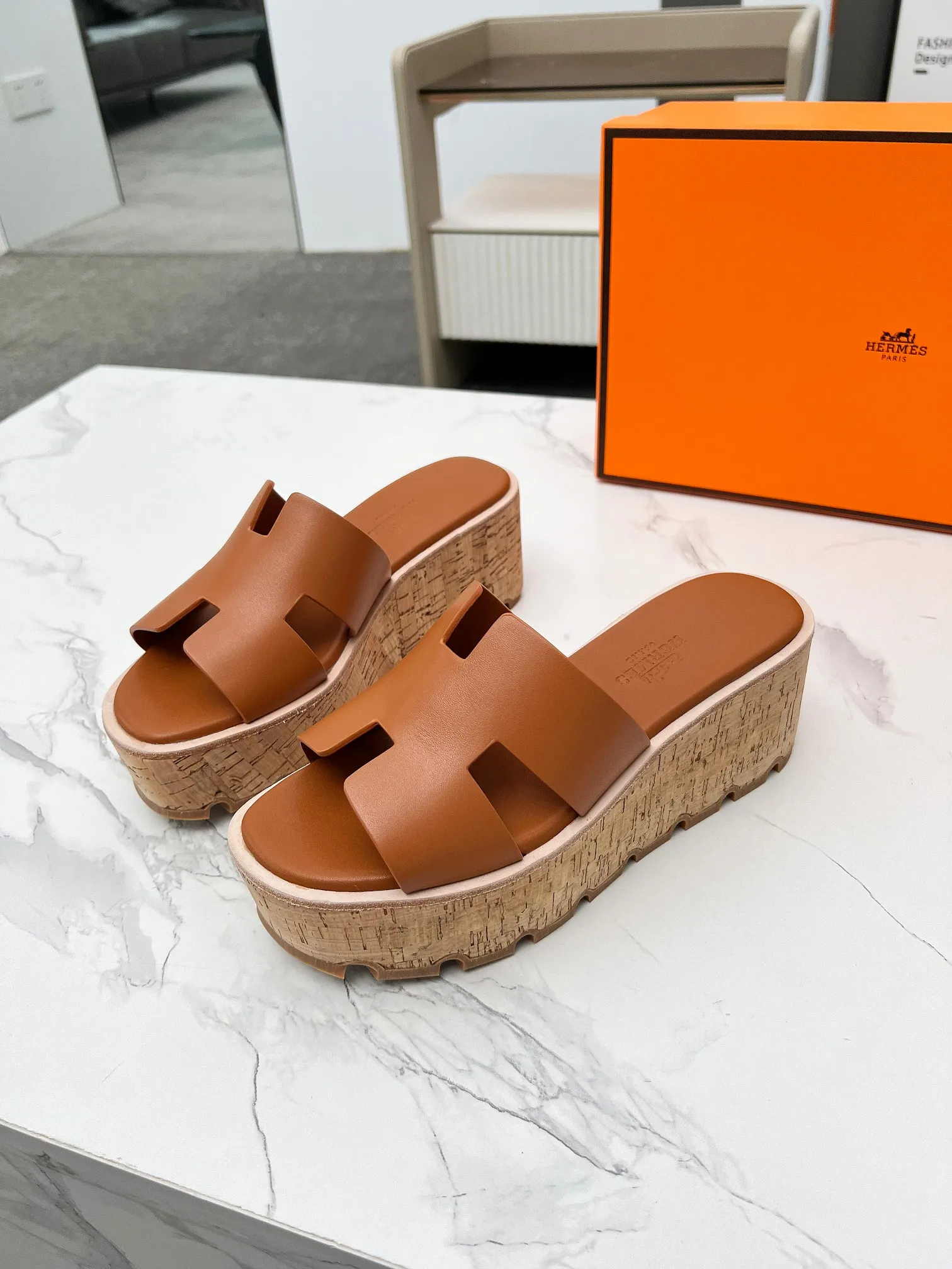 👟👟Ex-factory price 400👟👟 Hermès, upgraded version and workmanship materials. Hermes®🔴The highest version of handmade shoes on the market✨✨ Top product Hermès platform shoes🐎——————————The new model in early spring is the same as the original version, handmade by masters! ❥High-end customization, exclusive products, the highest version in the industry⚠❥Using: Hermers upper: Italian imported cowhide + sheepskin lining (pursuing top walking comfort) ✨～～〰〰〰〰❥ Packing: full set of original packaging━━━━Hermes━━━━━ size: 35-41 (42) customized and non-returnable)